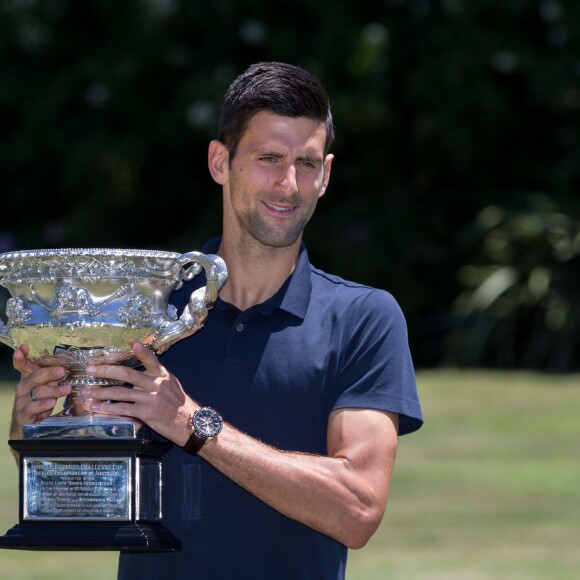 Novak Djokovic avec la Norman Brookes Challenge Cup après sa victoire à l'Open d'Australie, à la Government House de Melbourne, le 1er févirer 2016