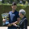 Novak Djokovic avec la Norman Brookes Challenge Cup après sa victoire à l'Open d'Australie, à la Government House de Melbourne, le 1er févirer 2016 avec le boss du tennis australien Craig Tiley et son Excellence l'Honorable Linda Dessau, GOuverneur de Victoria