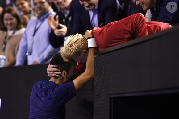 Novak Djokovic avec Boris Becker lors de sa victoire en finale de l'Open d'Australie le 31 janvier 2016 à Melbourne
