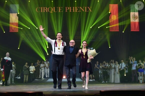 Michel Blanc remet la médaille d'or à Anny et Andrei - Cérémonie de remise de prix du 37ème Festival Mondial du Cirque de Demain sur la Pelouse de Reuilly à Paris, le 31 janvier 2016. ©Giancarlo Gorassini/Bestimage