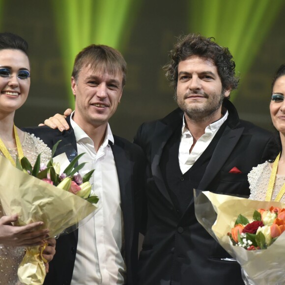 Matthieu Chedid remet une médaille d'or à la Troupe Skokov (Russie) lors du 37e Festival Mondial du Cirque de Demain, au Cirque Phenix, pelouse de Reuilly, Paris, France, le 31 janvier 2016.