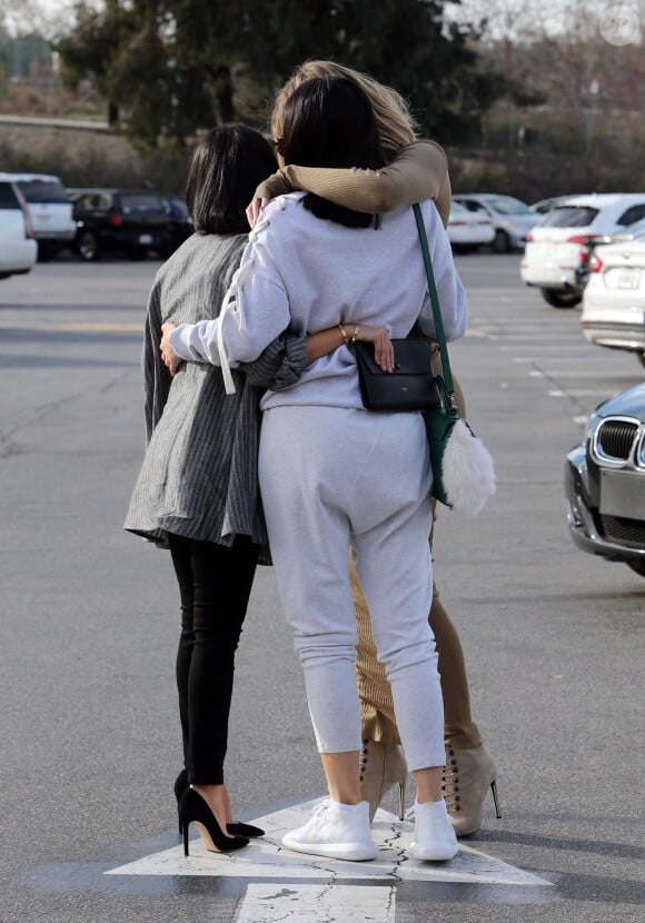 Kourtney et Khloe Kardashian vont déjeuner avec leur soeur Kylie Jenner au restaurant Health Nut après le tournage de l'émission l'incroyable famille kardashian. Elles ont décoré sa voiture de ballons imprimés de photos à son effigie à Woodland Hills le 22 janvier 2016.