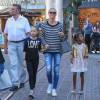 Le top Model Heidi Klum fait du shopping en famille à Los Angeles avec ses enfants Johan, Leni, et Lou ainsi que ses parents Erna et Gunther le 21 novembre 2015.