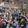 La reine Mathilde de Belgique visitait le 1er février 2016 à Anderlecht les écoles Sint-Guido et Sint-Pieter dans le cadre de la lutte contre le harcèlement.