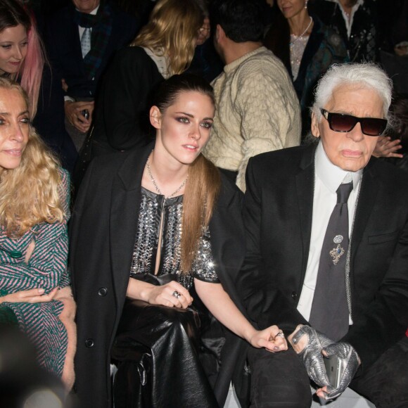 Franca Sozzani, Kristen Stewart, Karl Lagerfeld et la princesse Caroline de Hanovre au défilé Chanel Métiers d'Art 2015/16 à Rome. Le 1er décembre 2015.