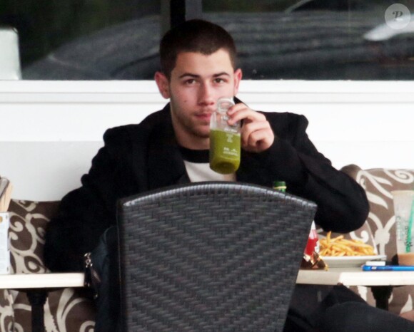 Exclusif - Nick Jonas prend son petit-déjeuner chez Sweet Butter Kitchen avec un ami à Sherman Oaks, le 20 janvier 2016.