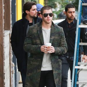 Wilmer Valderrama retrouve les Jonas Brothers (Nick et Joe Jonas) à Los Angeles le 11 janvier 2016