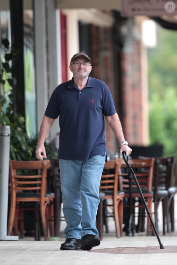 Exclusif - Phil Collins marche avec une canne en allant chez le médecin à Miami, le 21 janvier 2016.