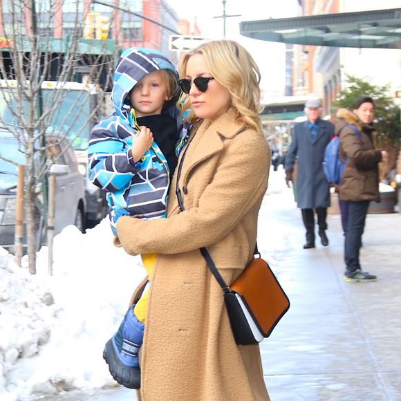 Kate Hudson et son fils Bingham quittent leur domicile pour aller manger des hamburgers dans le quartier Meatpacking District à New York. Le 25 janvier 2016 © CPA / Bestimage