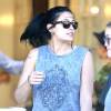 Exclusif - Paris Jackson fume une cigarette en compagnie d'amis à Los Angeles Le 28 janvier 2016.