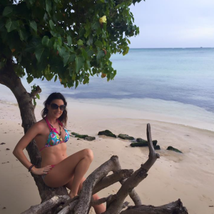 Eve Angeli, sexy, dévoile les coulisses de ses vacances à Maurice sur Facebook, le 6 février 2016.