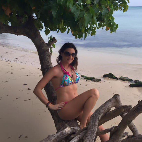 Eve Angeli, sexy, dévoile les coulisses de ses vacances à Maurice sur Facebook, le 6 février 2016.