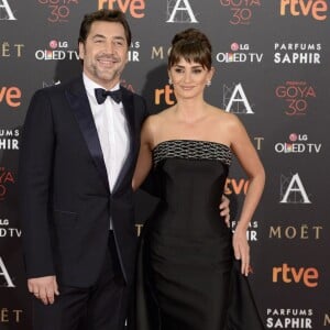 Javier Bardem et sa femme Penélope Cruz (robe Atelier Versace) - 30ème cérémonie des prix Goya à l'auditorium du Madrid Marriott à Madrid, le 6 février 2016.