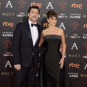 Javier Bardem et sa femme Penélope Cruz (robe Atelier Versace) - 30ème cérémonie des prix Goya à l'auditorium du Madrid Marriott à Madrid, le 6 février 2016.