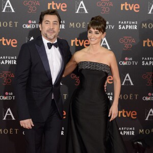 Javier Bardem et sa femme Penélope Cruz (robe Atelier Versace) - 30ème cérémonie des prix Goya à l'auditorium du Madrid Marriott à Madrid, le 6 février 2016.