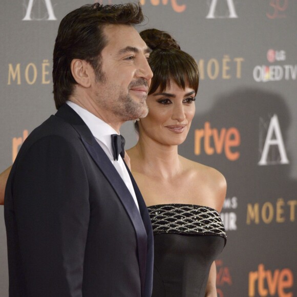 Javier Bardem et sa femme Penélope Cruz (robe Atelier Versace) - 30ème cérémonie des prix Goya à l'auditorium du Madrid Marriott à Madrid, le 6 février 2016.