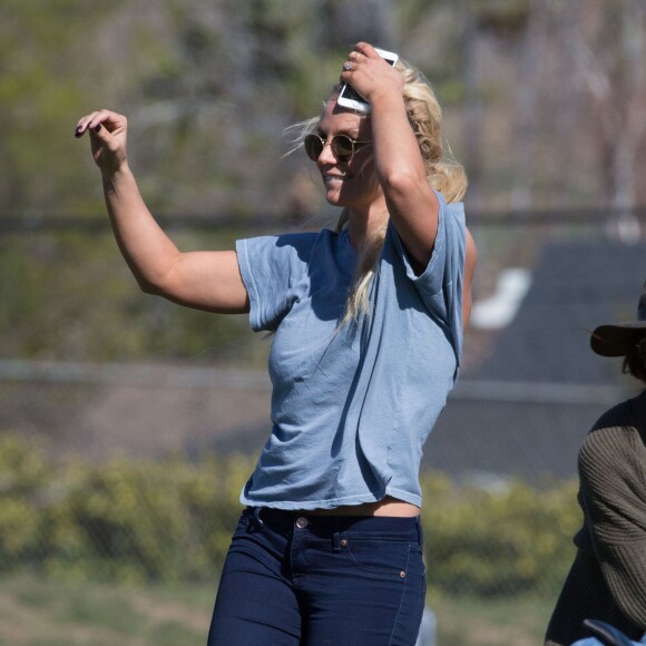 Britney Spears regarde ses fils jouer au football avec son frère Bryan et sa nièce Lexie à Los Angeles le 6 février 2016.