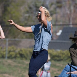 Britney Spears regarde ses fils jouer au football avec son frère Bryan et sa nièce Lexie à Los Angeles le 6 février 2016.