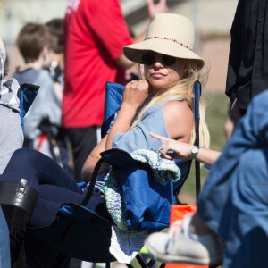 Britney Spears regarde ses fils jouer au football avec son frère Bryan et sa nièce Lexie à Los Angeles le 6 février 2016.
