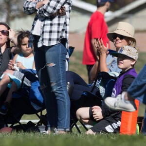 Britney Spears regarde ses fils jouer au football avec son frère Bryan et sa nièce Lexie à Los Angeles le 6 février 2016.