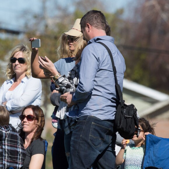 Britney Spears regarde ses fils jouer au football avec son frère Bryan et sa nièce Lexie à Los Angeles le 6 février 2016.