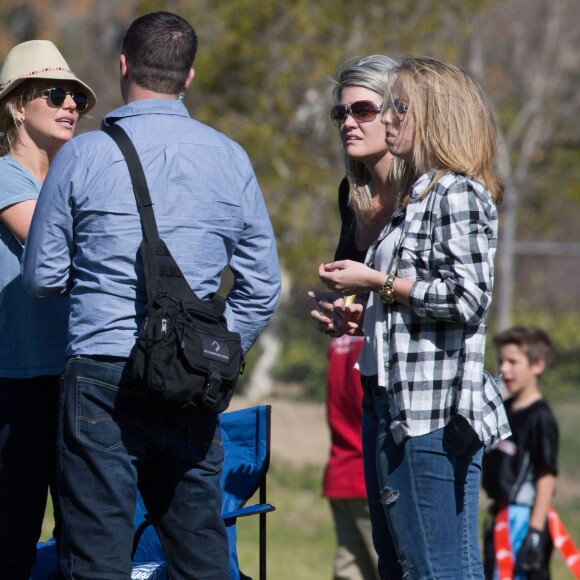 Britney Spears regarde ses fils jouer au football avec son frère Bryan et sa nièce Lexie à Los Angeles le 6 février 2016.