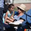 Britney Spears regarde ses fils jouer au football avec son frère Bryan et sa nièce Lexie à Los Angeles le 6 février 2016.