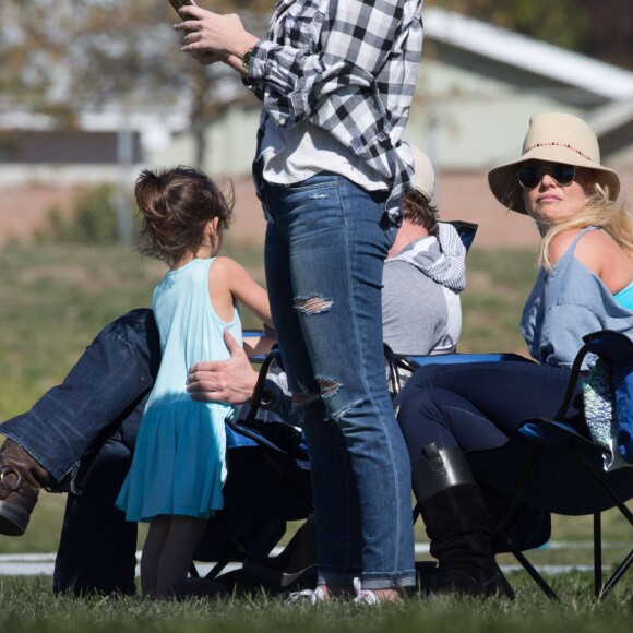 Britney Spears regarde ses fils jouer au football avec son frère Bryan et sa nièce Lexie à Los Angeles le 6 février 2016.