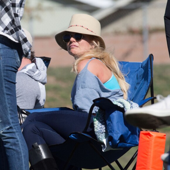 Britney Spears regarde ses fils jouer au football avec son frère Bryan et sa nièce Lexie à Los Angeles le 6 février 2016.