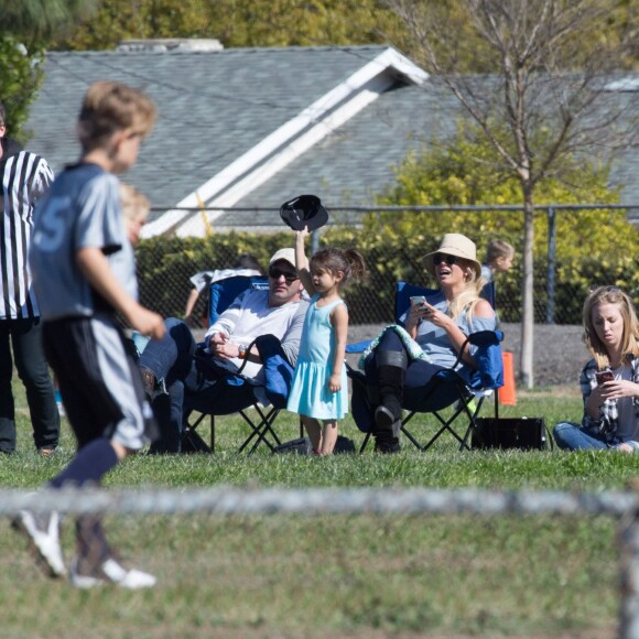 Britney Spears regarde ses fils jouer au football avec son frère Bryan et sa nièce Lexie à Los Angeles le 6 février 2016.