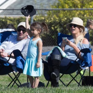 Britney Spears regarde ses fils jouer au football avec son frère Bryan et sa nièce Lexie à Los Angeles le 6 février 2016.