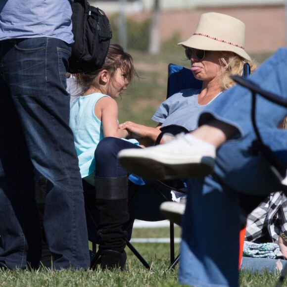 Britney Spears regarde ses fils jouer au football avec son frère Bryan et sa nièce Lexie à Los Angeles le 6 février 2016.