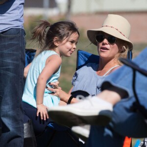 Britney Spears regarde ses fils jouer au football avec son frère Bryan et sa nièce Lexie à Los Angeles le 6 février 2016.