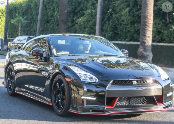 Exclusif - Le chanteur Adam Levine et sa femme Behati Prinsloo essayent la nouvelle Nissan GTR à Los Angeles le 4 décembre 2015. For Germany call for price - Adam Levine and his wife take a new Nissan GTR out for a test ride in Beverly Hills, California on December 4, 2015.04/12/2015 - Los Angeles