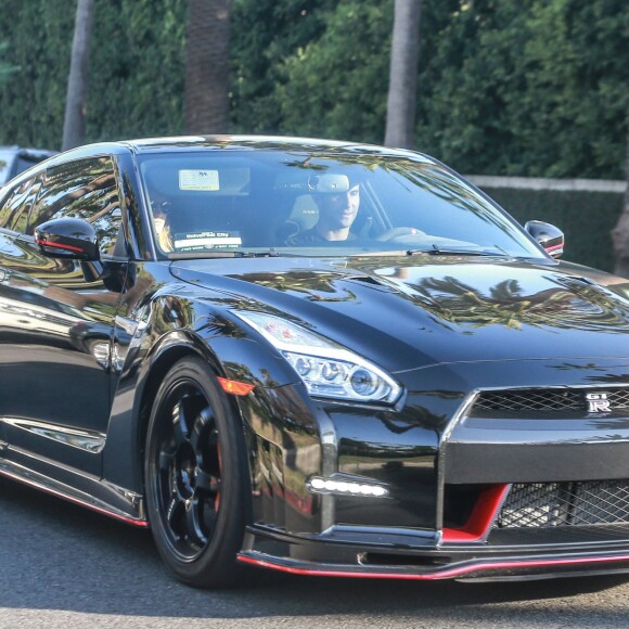 Exclusif - Le chanteur Adam Levine et sa femme Behati Prinsloo essayent la nouvelle Nissan GTR à Los Angeles le 4 décembre 2015. For Germany call for price - Adam Levine and his wife take a new Nissan GTR out for a test ride in Beverly Hills, California on December 4, 2015.04/12/2015 - Los Angeles