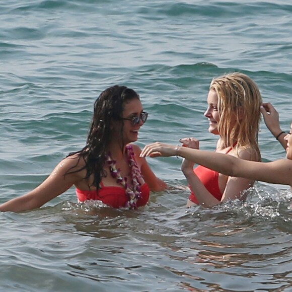 Exclusif - Jessica Stam et Nina Dobrev - Nina Dobrev et des amies en vacances à Hawaï. Le 29 janvier 2016