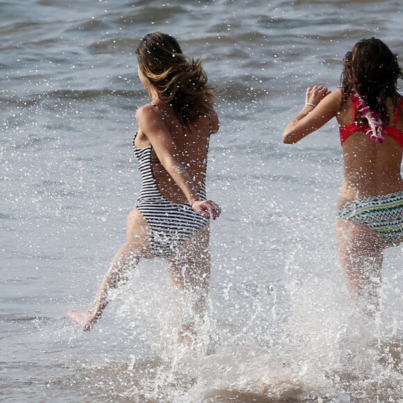 Exclusif - Nina Dobrev passe la journée sur une plage à Hawaii en compagnie d'une amie Le 30 janvier 2016