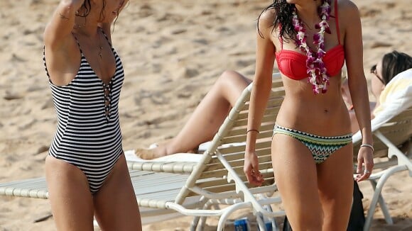 Nina Dobrev et Jessica Stam sexy en bikini : Les stars s'éclatent entre filles !