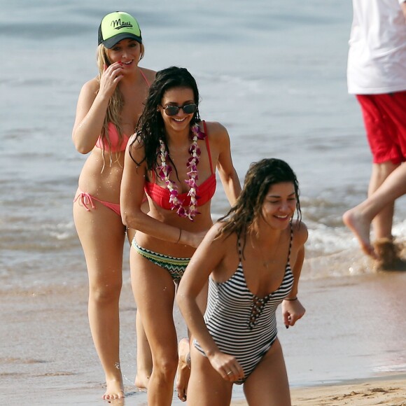 Exclusif - Nina Dobrev passe la journée sur une plage à Hawaii en compagnie d'une amie Le 30 janvier 2016