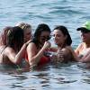 Exclusif -  Nina Dobrev passe la journée sur une plage à Hawaii en compagnie d'une amie Le 30 janvier 2016