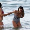 Exclusif - Nina Dobrev passe la journée sur une plage à Hawaii en compagnie d'une amie Le 30 janvier 2016