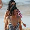 Exclusif - Nina Dobrev passe la journée sur une plage à Hawaii en compagnie d'une amie Le 30 janvier 2016