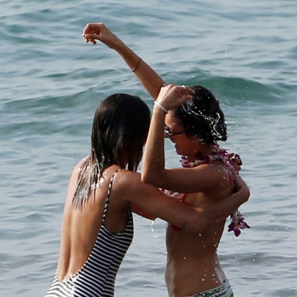 Exclusif - Nina Dobrev passe la journée sur une plage à Hawaii en compagnie d'une amie Le 30 janvier 2016
