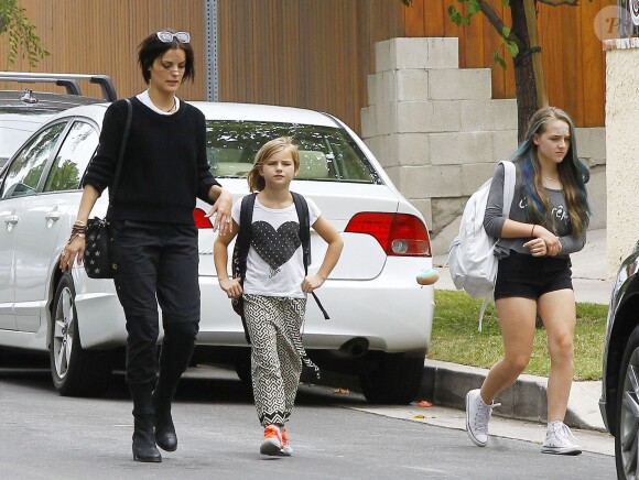 Exclusif - Jaimie Alexander se promène avec les filles de son fiancé Peter Facinelli, Lola et Fiona, à Los Angeles, le 22 mai 2015