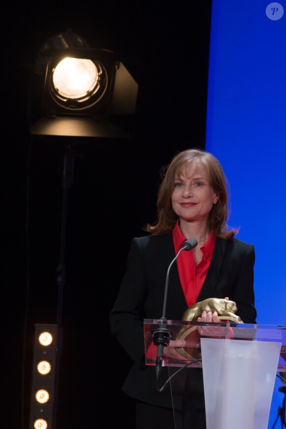 Isabelle Huppert - 21e cérémonie des prix Lumière 2016 à l'espace Pierre Cardin à Paris le 8 février 2016.