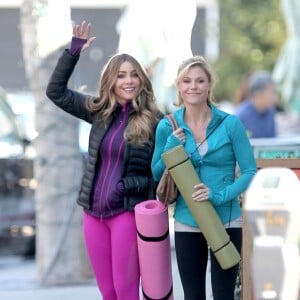 Exclusif - Sofia Vergara et Julie Bowen sur le tournage de l'émission "Modern Family" à Los Angeles, le 16 décembre 2015. © CPA / Bestimage