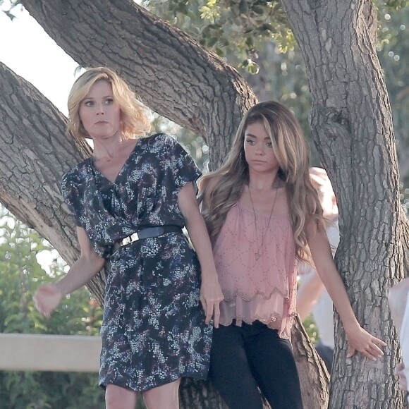 Sarah Hyland et Julie Bowen sur le tournage de la série «Modern Family» à Los Angeles, le 4 aout 2015 © CPA/BESTIMAGE
