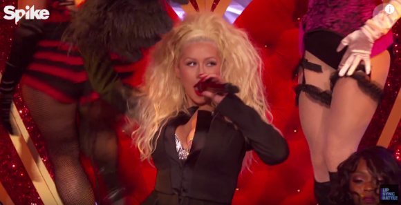 Christina Aguilera surprend Hayden Panetierre qui l'imite sur le titre Lady Marmelade pour l'émission Lip Sync Battle. Image extraite d'une vidéo publiée sur Youtube, le 8 février 2016.