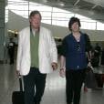 Exclusif - Stephen Fry et son compagnon Elliott Spencer arrivent à l'aéroport Heathrow de Londres pour prendre un avion. Le 16 juillet 2015