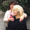 Loana reçoit Gala chez elle à Paris, dans le 16e arrondissement. Sa maman Violette est au près d'elle